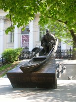 Памятник Михаилу Шолохову в Москве на Гоголевском бульваре в аллее лип фото
