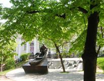Памятник Михаилу Шолохову в Москве на Гоголевском бульваре в аллее лип фото